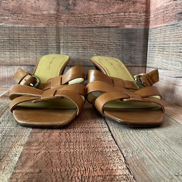 Bandolino Women’s Size 10 Tan Kitten Heels Gently Used - Picture 3 of 4